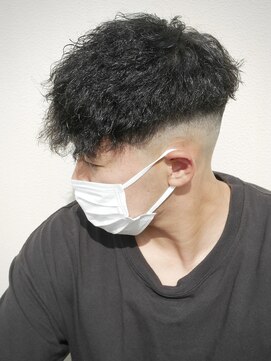 スウェルホワイト(SWELL WHITE) スペインカール　前下がりスパイラルパーマ　外国人風フェード