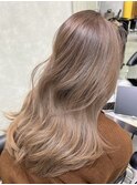 ロングヘア　ブリーチカラー　ミルクティーベージュ