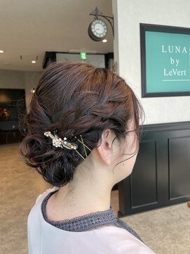 ルナバイルヴェール(LUNA by LeVert) ボブアレンジ　アップスタイル　編み込みシニヨン