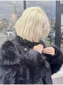 ブロンドダブルカラーハイライトブリーチレイヤーカットボブ岡崎