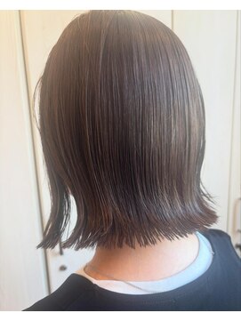 ラテ アトリエ(latte atelier) くすみベージュ/ぱっつんボブ/外ハネストレート