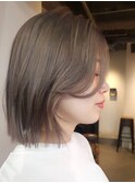 品よく馴染むグレーベージュ×顔周りアクセントカット