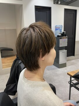 ヘアー ブルー(HAIR BLUE) 似合わせショートカット×明るい白髪染めカラー