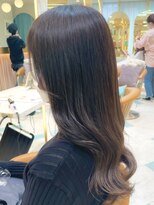 韓国風巻き髪重ためロングの似合わせカット　アースカラー