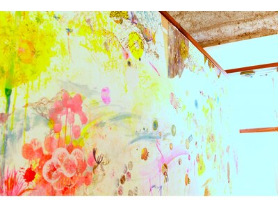 女性アーティストのカモミナによる壁のアートは必見です