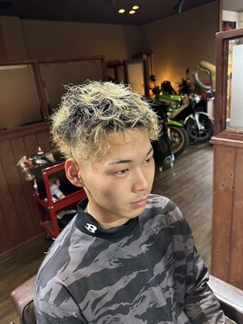 カットスペース キャロル(CUT SPACE CAROL) ツーブロスキンフェード