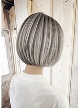 透明感と立体感が魅力！シルバーグレージュハイライトの大人ボブ