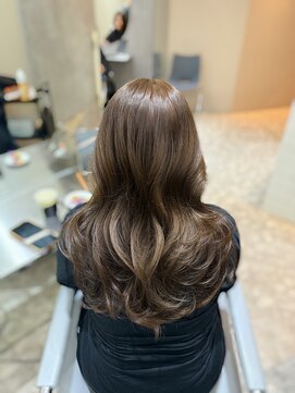 ジーナ 梅田茶屋町(Zina) レイヤーカット×ベージュ