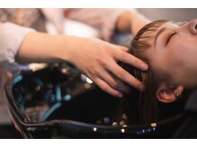 ゆったりとしたシャンプー台でスタイリストによる極上シャンプーを☆