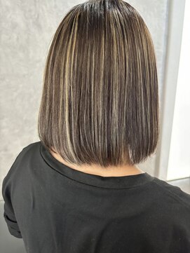 ルーツ(Roots) ボブ/抜きっぱなしハイライト