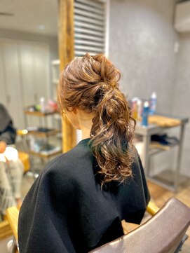 ベルトオブヴィーナス(Belt of venus) カジュアルに☆ルーズなローポニーテール