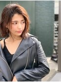 ボブカーキグレージュ大人かわいいフェザーバングマッシュくびれ