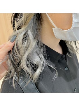 アッシュ 北千住店(Ash) ホワイトシルバーカラー