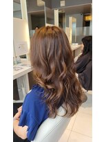 クラメールパリ 福岡(Kraemer Paris)&nbsp;大人女性の白髪ぼかしハイライト/ゆるふわロング