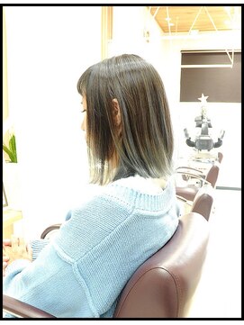 メタ(META) 肩に付く長さの外ハネのブツ切りスタイルにバレイヤージュ♪