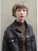 イメチェンホワイトブロンド外ハネボブショートパーマ