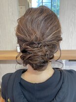 ヴィサージュクルー(VISAGE crew)&nbsp;動きのあるシニヨンデザイン！