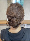 動きのあるシニヨンデザイン!