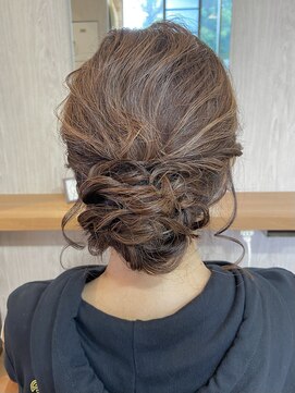 ヴィサージュクルー(VISAGE crew) 動きのあるシニヨンデザイン!