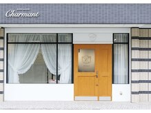 シェルマン(Charmant)の雰囲気（自然光が優しく入るようにガラス張りにして扉は暖かみある木目調）