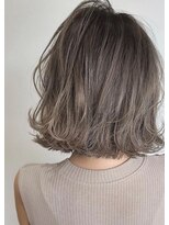 ファムバイアヴァンス(Femme by AVANCE.)&nbsp;ホワイトグレージュくびれ外ハネグレージュボブ