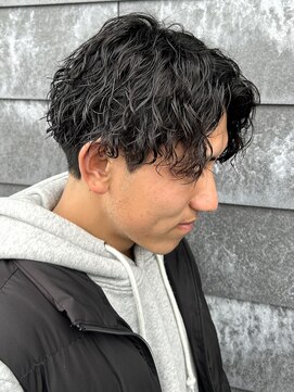 ヒュイル バイ ニアウ(Hwyl by Niau) センターパートメンズカットパーマツイストスパイラルパーマ