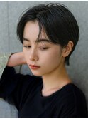 センターパート大人かわいいハンサムショート黒髪