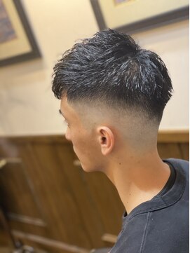 ヒロギンザバーバーショップ 神楽坂店(HIRO GINZA BARBER SHOP) 前下がりスキンフェードスタイル