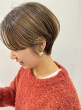 F．では後ろからの見え方、横からのシルエット、襟足の収まりにもこだわりを持っています♪