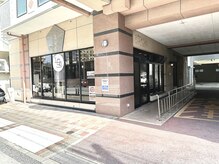 ログ(L.O.G)の雰囲気（かねひで本社ビル道向かい、大通り（330）沿いのマンション一階）