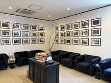 ソレイユ オム シンサカエ(SOLEIL HOMME SHINSAKAE)の雰囲気（モノトーンでまとめたおしゃれな受付でレセプションがお出迎え♪）