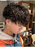 センターパートツイストスパイラルパーマメンズマッシュパーマ