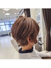 アクラ(aqula)&nbsp;大人ショート×60代の白髪ぼかし×ベージュ