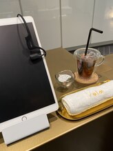 こだわりのドリンクと、タブレットで雑誌や映画を楽しみながら。