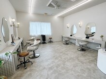 デビュー 沖縄泡瀬店(Debut)の雰囲気（白を基調としたお洒落な広々とした店内{うるま市/沖縄市/学割U24）