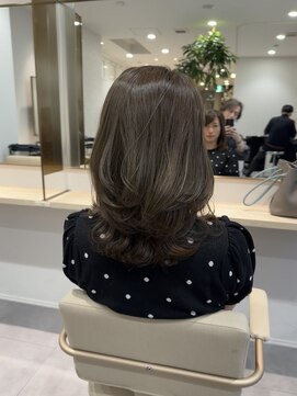 アオ(Ao) Aoヘアスタイル 丸みレイヤーロング