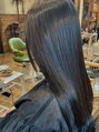 テントヘアー(tent hair) 黒になりきらないぐらいまで、色を抑えて艶のでる暗髪に