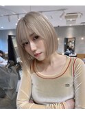 イメチェン/ホワイトブロンド/外ハネボブ/美髪ショート        