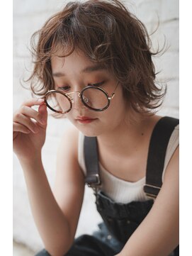 カライング(ing) 大人可愛い20代30代40代黒髪前下がりひし形小顔ボブ丸みショート