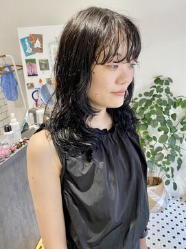 ミー(me.) 黒髪　パーマ　ミディアム