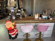 お店を入るとこんな感じ◎待ち合いのカウンターでドリンクも