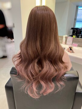 シールエクステを使ったピンクベージュのグラデーションロング