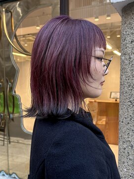 外ハネ顔周りレイヤーミディアムワインレッドすそカラー30代