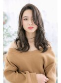 かき上げセンターパート…ダークアッシュくせ毛風大人女子