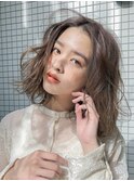 かかりにくい髪にかけるエアリーミディホワイトアッシュパーマ
