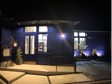 ミナトス(minatos)の雰囲気（青い建物が目印！）