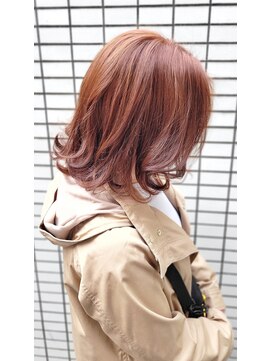 キザシ(KIZASI) 結んだ時にも見えるハイライトで白髪ぼかし。襟足に入れても◎