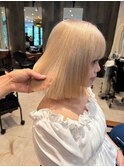 ブリーチカラー/ブロンドベージュ/切りっぱなしボブ