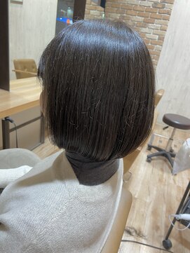 ヴィサージュクルー(VISAGE crew) 赤みなしオリーブ系カラー×ボブデザイン