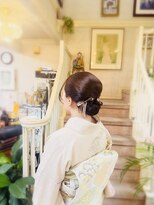 美容室 ティンカーベル シニヨンヘア